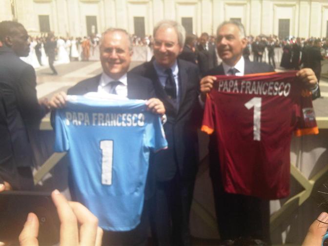I presidenti Lotito e Pallotta con Beretta e le due maglie celebrative dell'incontro col Papa